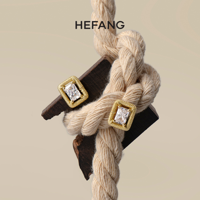 何方珠宝 HEFANG Jewelry 2023度假系列 HFL04512497 编织方糖耳钉